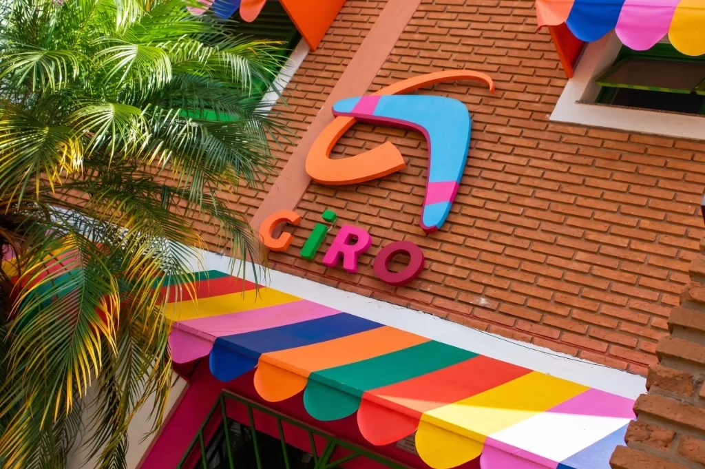 Fachada colorida da Escola Giro no Centro de Franca com logotipo e toldos vibrantes