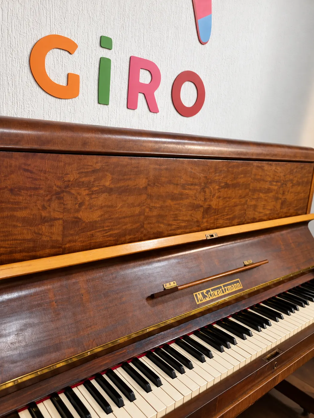 Teclado do piano acústico da Escola Giro