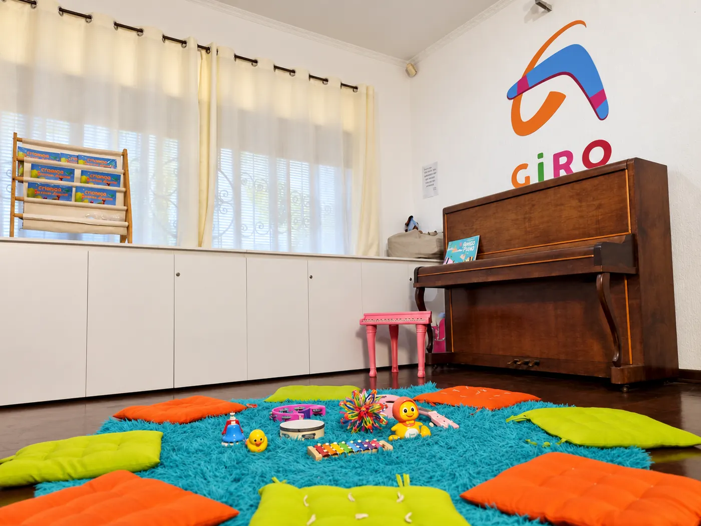 Sala de musicalização e piano acústico na Escola Giro